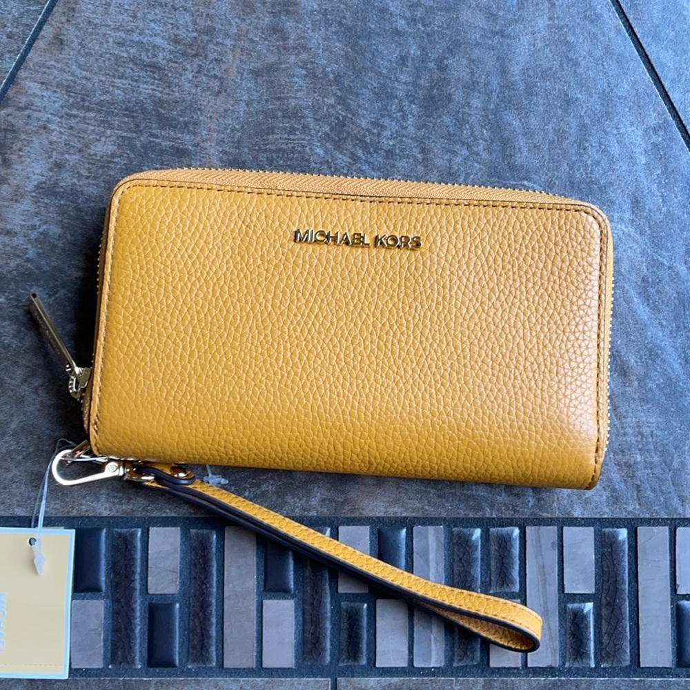 Michael Kors Jet Set Travel Lg Flat Multifunctional Phone Case-Wristlet-Wallet